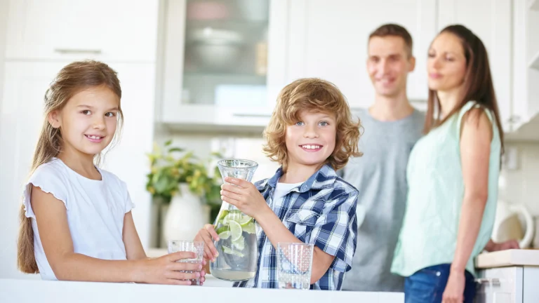 Família em casa com um jarro de água